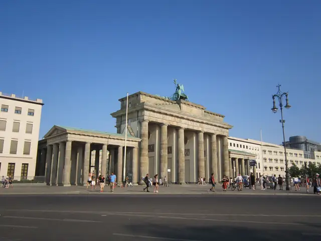 Berlin’de Brandenburg Kapısı ve meydandaki ziyaretçiler