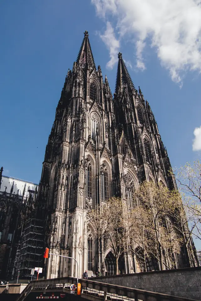 Köln Katedrali’nin kuleleri ve meydandaki ziyaretçiler