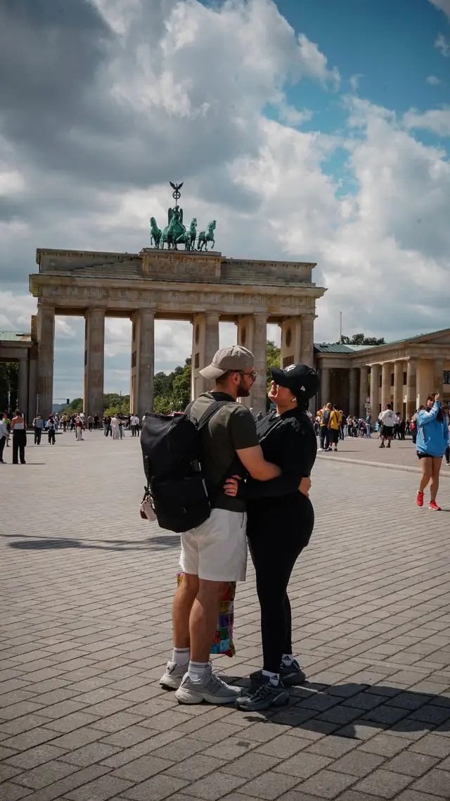 Berlin’de Brandenburg Kapısı önünde birbirine sarılan çift