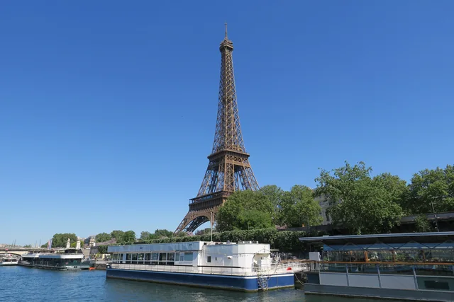 Paris’te Seine Nehri kıyısındaki Eyfel Kulesi