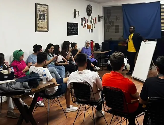 GaziDil’in sınıfında bir araya gelen öğrenci grubu