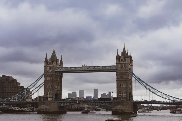 Londra’da Thames Nehri üzerindeki Tower Bridge