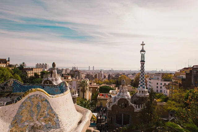 Barcelona’da Park Güell’in mozaikli yapıları ve uzanan şehir manzarası