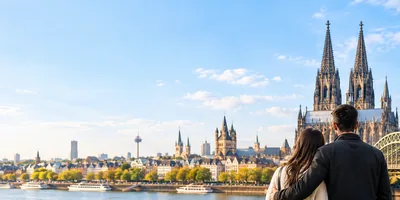 Köln Katedrali manzarasında birlikte duran çift